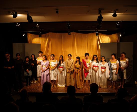 El grupo de Teatro Jurídico recibe la ovación del público asistente a la obra Antígona