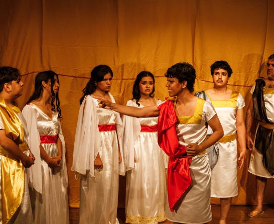 Escena de Antígona, con el actor Héctor Rocha en el papel de Creonte