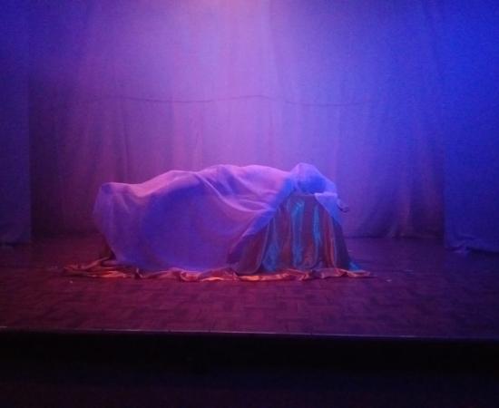 El cuerpo de Polínices yace insepulto al compienzo de la obra